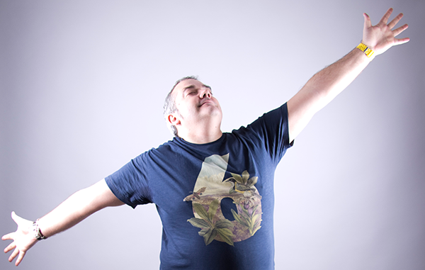 Imagen de Alejandro Bernaola con los brazos abiertos